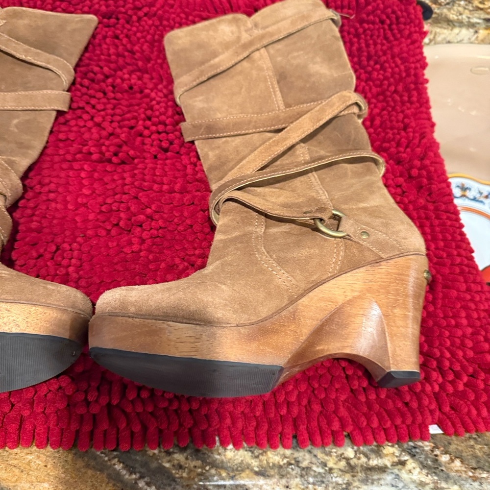 Michael Kors Tan Suede Heeled Boots size 7.5 EUC made in Brazil.